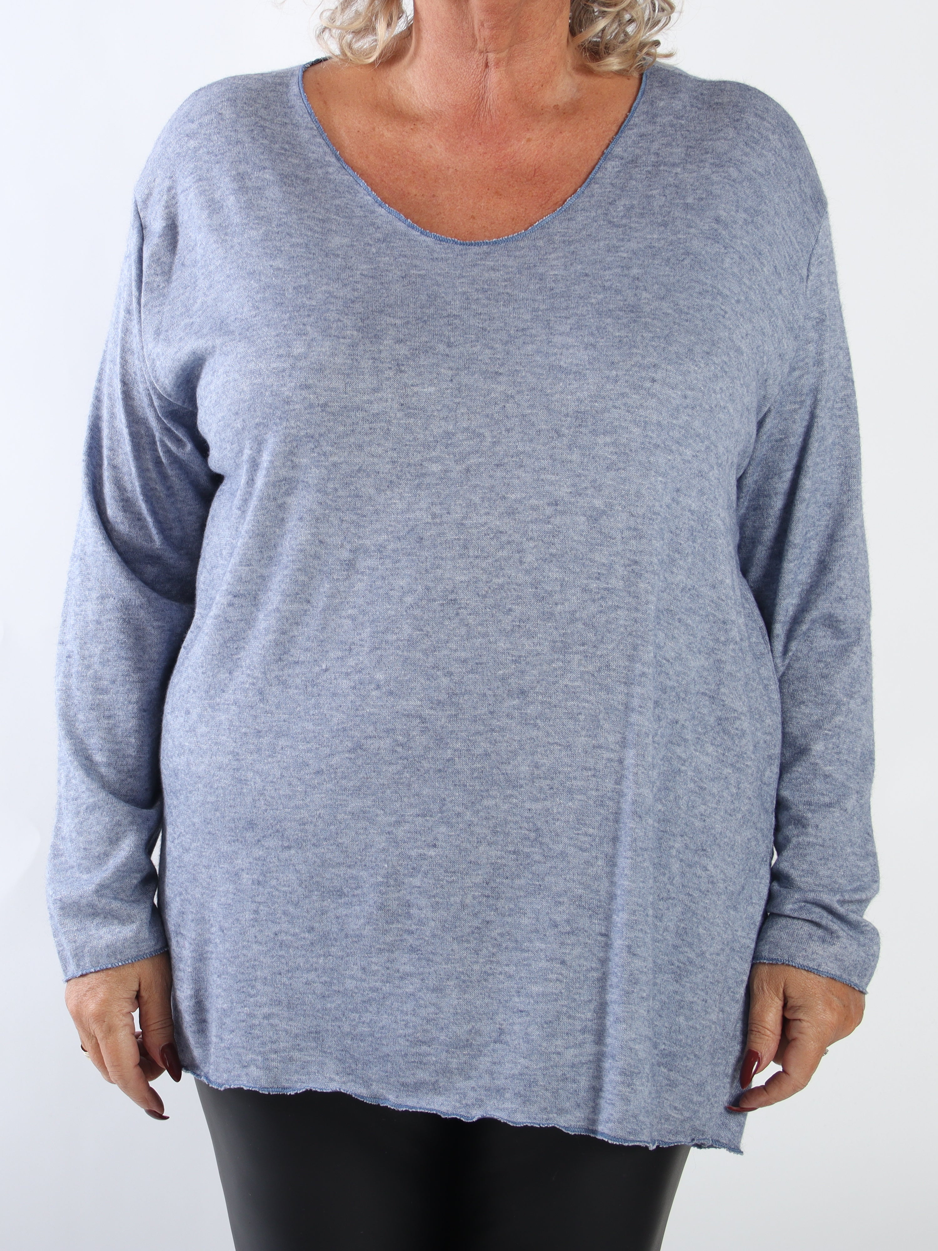 Belis - Mjuk och lätt stickad tröja i plus size i viskos med en vacker V-ringning och behaglig passform